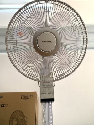 Quạt treo tường Toshiba TF-30RK26
