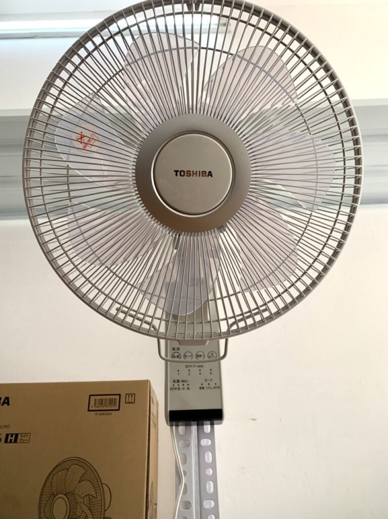 Quạt treo tường Toshiba TF-30RK26